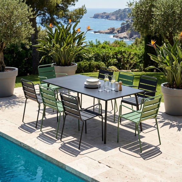 Modernes Gartenmöbel Set mit rechteckigem Tisch und acht Metallstühlen in Grün und Grau auf einer Steinterrasse am Pool mit Meerblick.