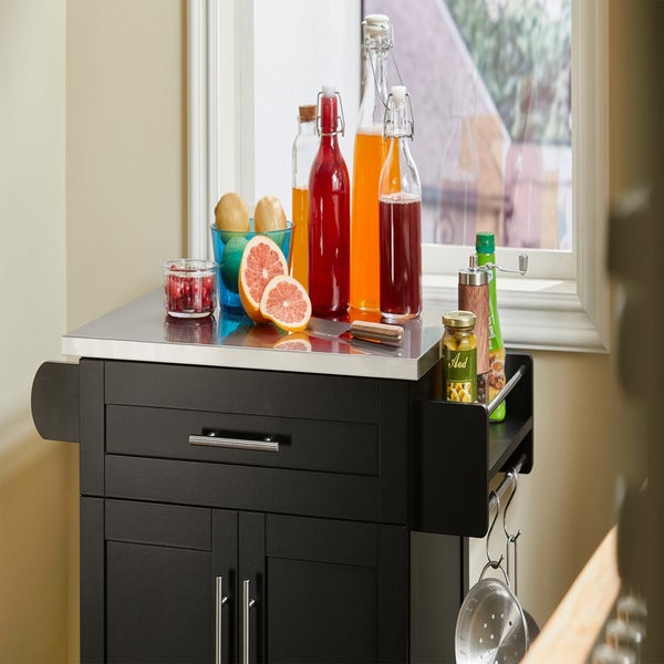 Schwarzer Küchenwagen mit Edelstahlplatte und verschiedenen Lebensmitteln.