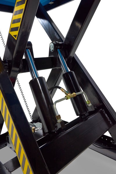 Detailansicht der Hydraulikzylinder einer Scherenhebebühne aus schwarzem Metall mit Sicherheitsmarkierungen.