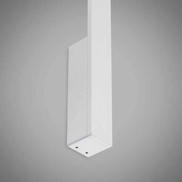 Weiße, rechteckige Wandleuchte aus Metall in minimalistischem Design.