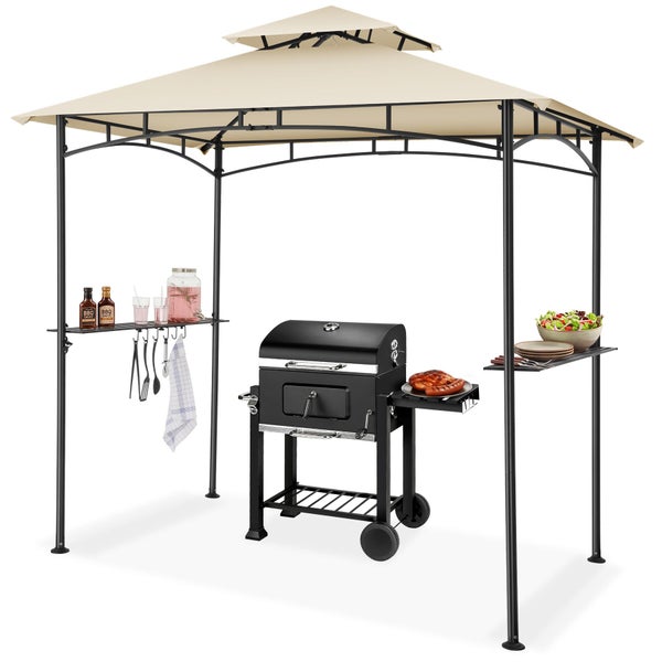 Grillpavillon mit beigem Doppeldach, schwarzem Metallgestell, Holzkohlegrill, Seitenablagen für Zubehör und Besteckhaken.