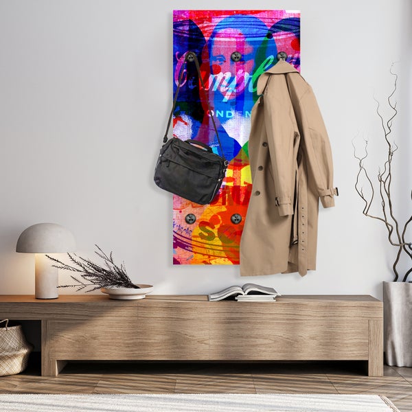 Garderobe mit Haken, Tasche und Mantel an der Wand montiert über einer Kommode