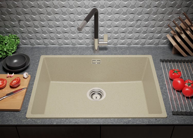 Spülbecken mit Armatur auf einer Küchentheke mit Schneidebrett, Tomaten und einem Messer