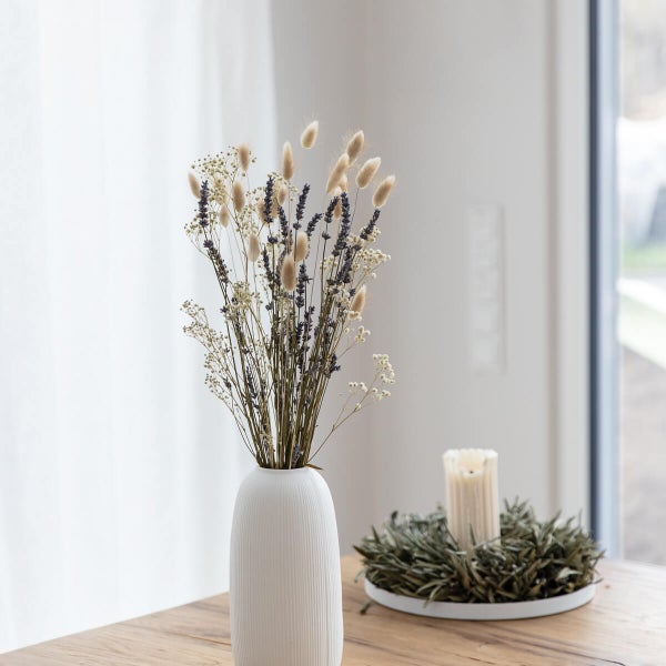 Lavendel Dreams: Trockenblumenstrauß in beige-lila aus Lavendel und Lagurus