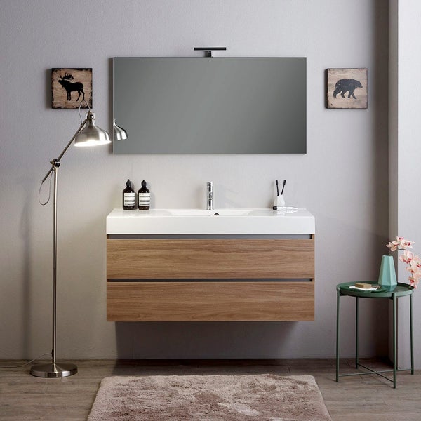 Badezimmer mit Waschtischunterschrank, Spiegel und Dekoration