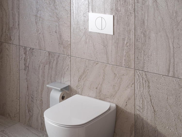 Modernes Badezimmer mit hängendem WC, Spülkasten und Toilettenpapierhalter