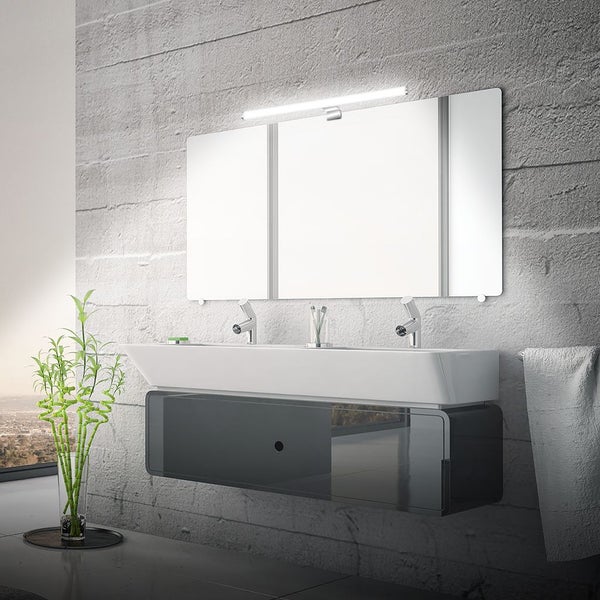 Moderner Doppelwaschtisch mit Waschtischunterschrank, großem Spiegel und LED-Leuchte vor einer Wand in Betonoptik in einem hellen Badezimmer.