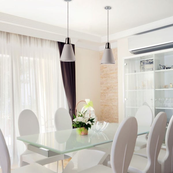 Helles Esszimmer mit Esstisch, Stühlen und zwei Pendelleuchten