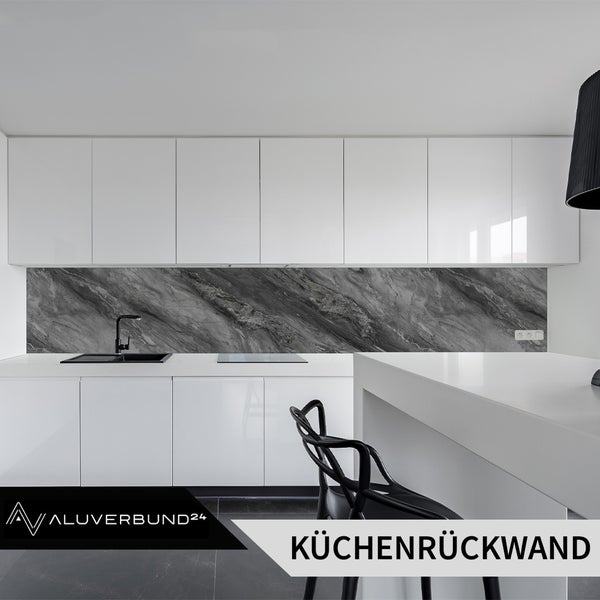 Küchenrückwand aus Marmor in einer modernen Küche mit weißen Schränken