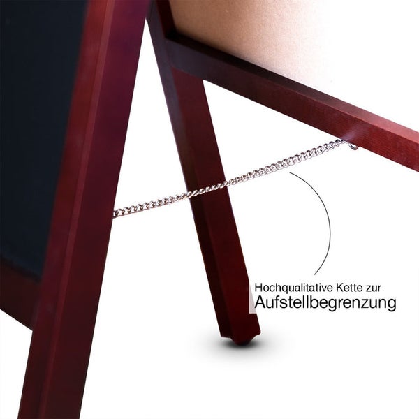 Detailansicht einer Aufstellbegrenzungskette an einer Holztafel