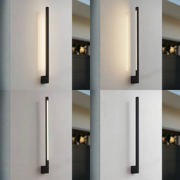 Moderne, schwarze Wandleuchte in minimalistischem Stab-Design, zeigt verschiedene Beleuchtungsmodi an einer Fassade.