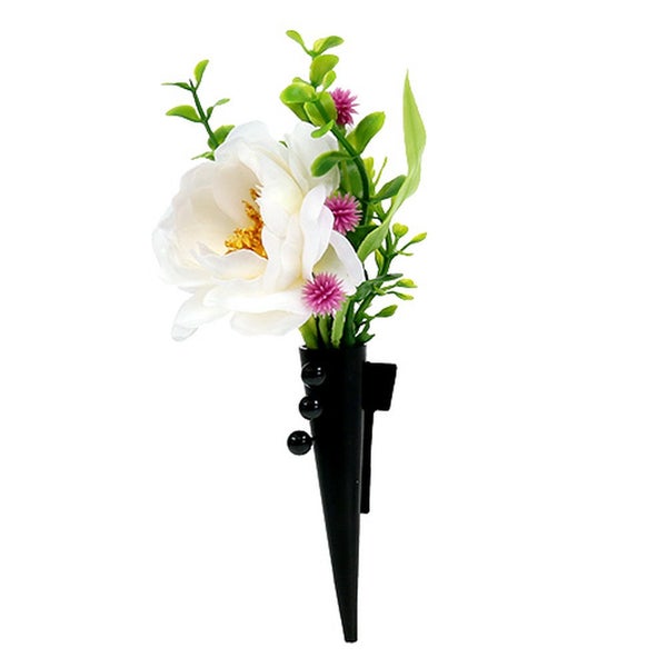 Künstliches Grabgesteck mit weißer Blüte und grünen Blättern in schwarzem Erdspieß