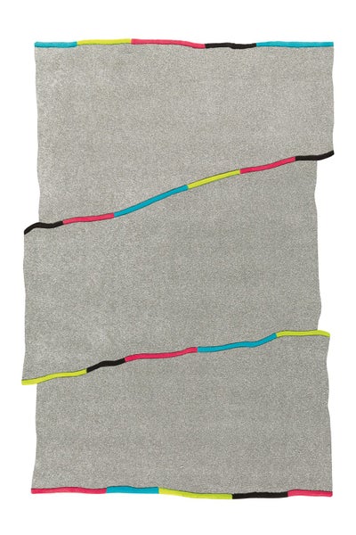Grauer Teppich mit versetzten Abschnitten und bunten wellenförmigen Rändern in Pink, Blau, Gelb und Schwarz.