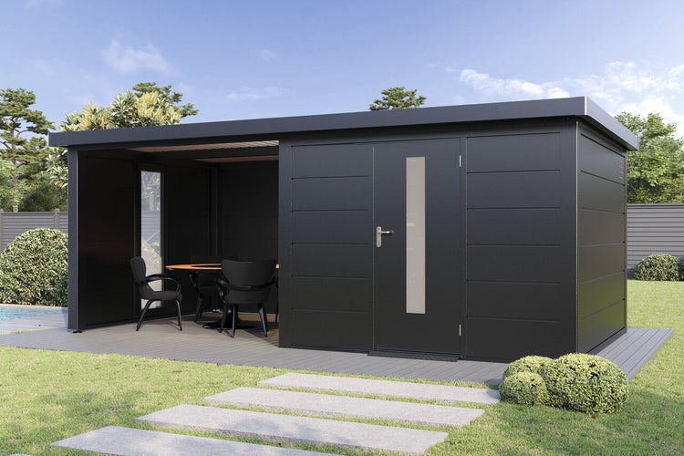 Modernes Gartenhaus aus Metall mit integriertem überdachtem Sitzbereich, Flachdach und Tür mit Lichtausschnitt im Außenbereich.