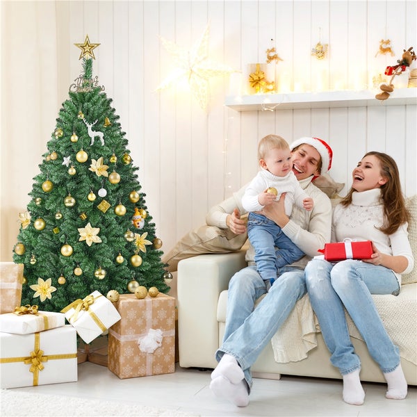 Familie am Weihnachtstag mit Weihnachtsbaum und Geschenken im Wohnzimmer