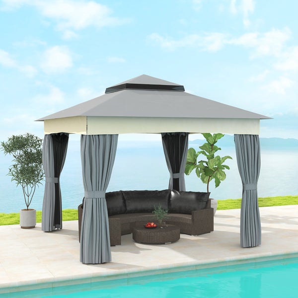 Gartenpavillon mit Seitenvorhängen und Rattan-Lounge-Set auf einer Terrasse neben einem Swimmingpool.