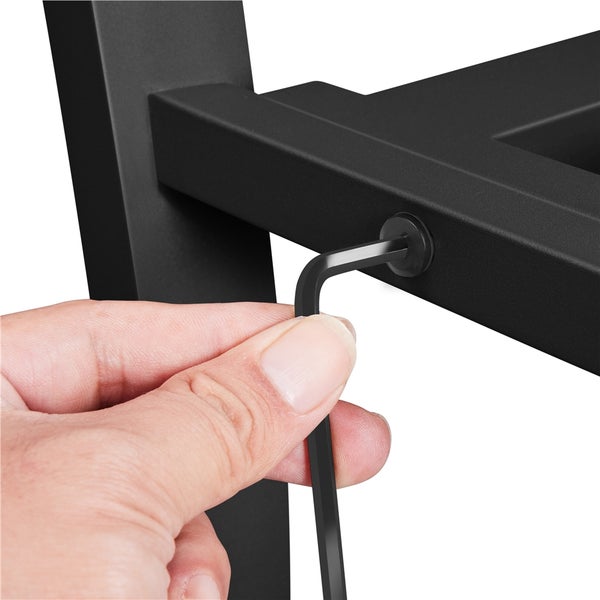 Anziehen einer Schraube mit einem Innensechskantschlüssel an einem Möbelstück