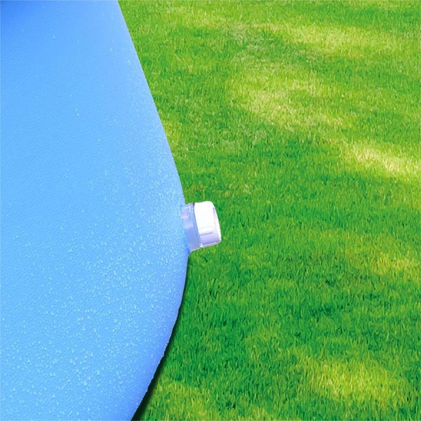 Detailansicht eines blauen Pools mit Ablassventil auf einer Rasenfläche.