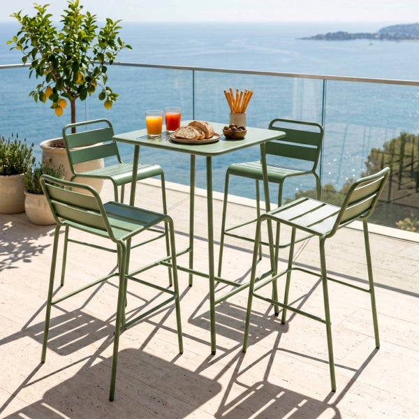 Garten-Bar-Set bestehend aus einem quadratischen Tisch und vier Barstühlen aus Metall in Grün auf einer Terrasse mit Meerblick.