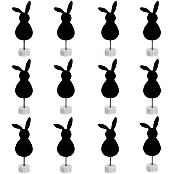 Mehrere Dekofiguren in Hasenform auf Holzsockel