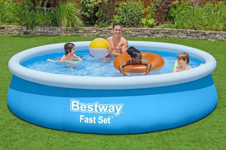 Bestway Logo auf einem runden Aufstellbecken im Garten mit einem Erwachsenen und drei Kindern beim Spielen mit einem Wasserball und einem Schwimmring.