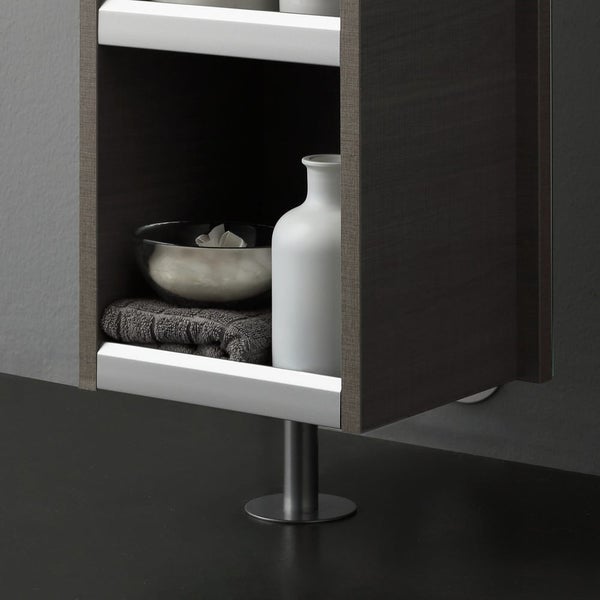 Detailaufnahme eines Waschbeckenunterschranks mit Handtuch und Dekoration