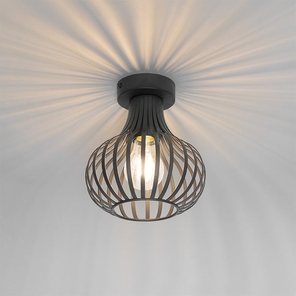 Deckenleuchte mit einem Lampenschirm aus Metallstreben