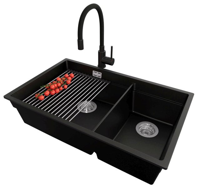 Schwarze Spüle mit Abtropfgestell und Armatur