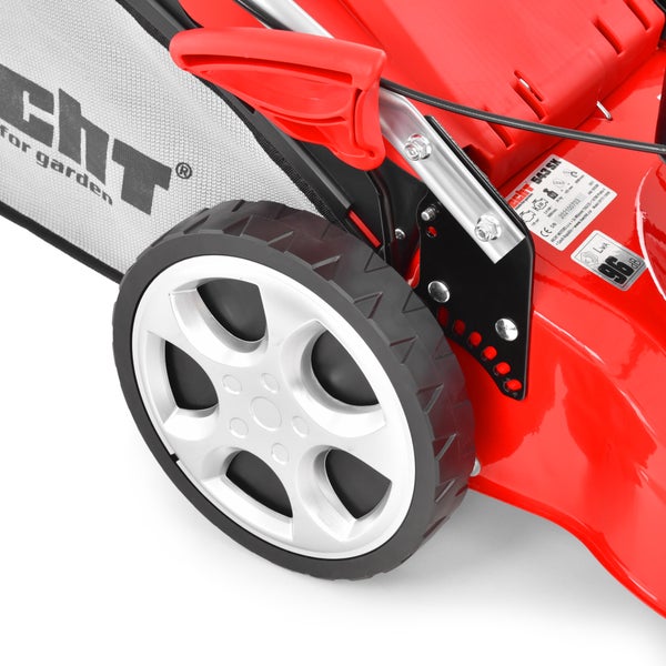 Hecht Rasenmäher mit Hecht Logo Detailaufnahme von Hinterrad und Schnitthöhenverstellung.