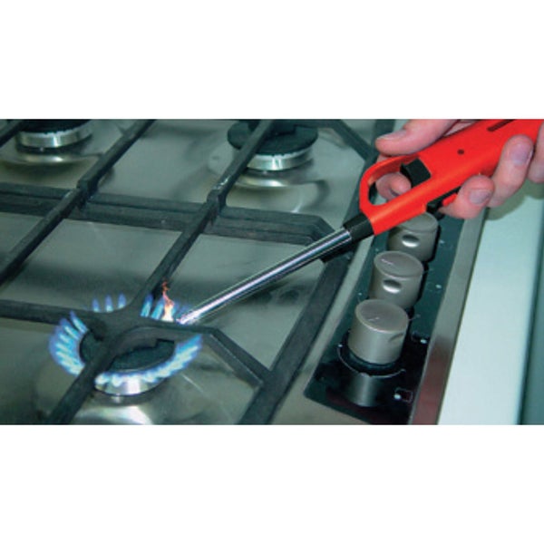 Rotes Stabfeuerzeug entzündet eine Flamme an einem Gaskochfeld aus Edelstahl.