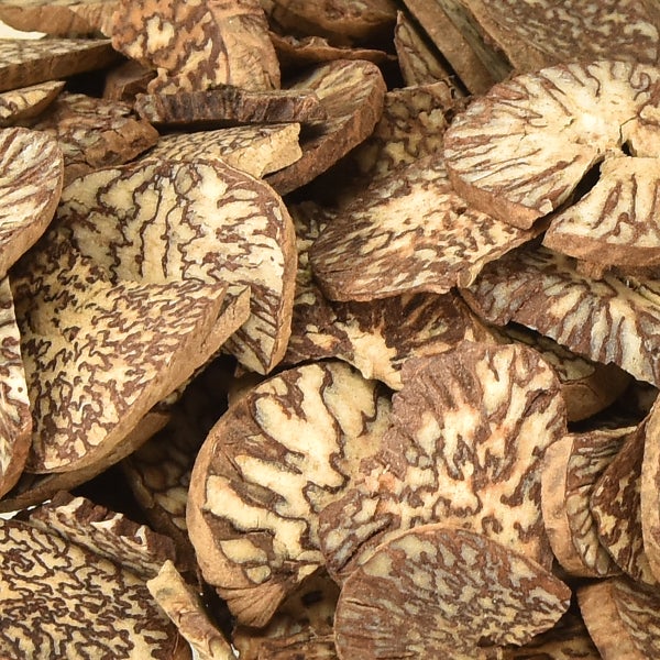 Getrocknete, geschnittene Betelnüsse mit natürlicher Marmorierung für floristische Dekorationen.