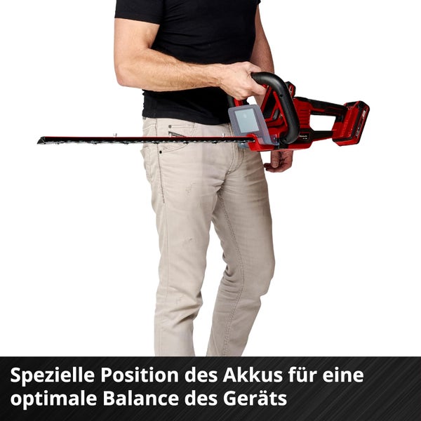 Person hält eine Einhell Akku Heckenschere mit spezieller Akku Position für eine optimale Balance des Geräts.