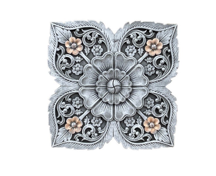 Quadratisches Wandrelief aus Kunststein mit floralem Dekor und Rosenornament zur Wanddekoration im Innen und Außenbereich.