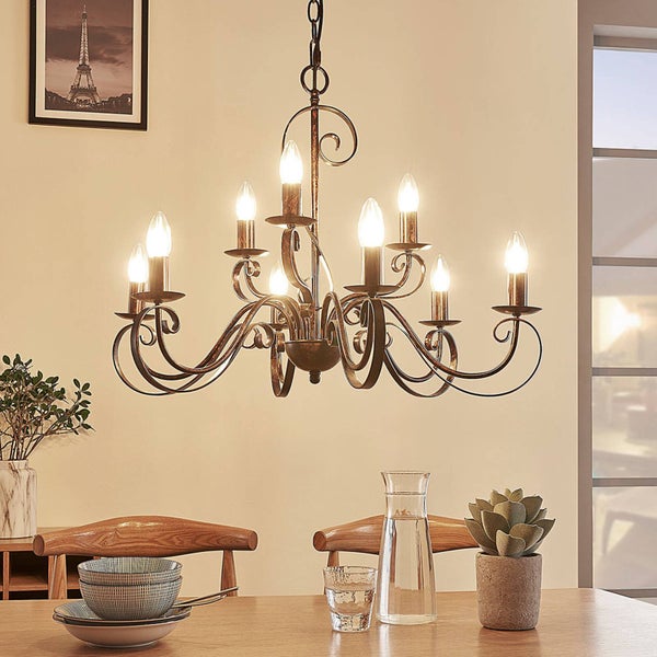 Deckenleuchte mit Kerzenform über einem Esstisch