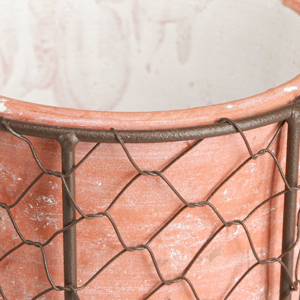 Detailaufnahme eines Pflanztopfs mit Drahtgeflecht