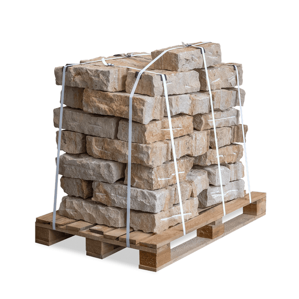 Mauersteine aus Naturstein gestapelt auf einer Holzpalette, gesichert mit weißen Kunststoffbändern.