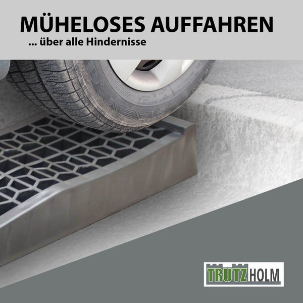 Reifen fährt mühelos über eine Auffahrhilfe