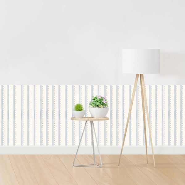 Heller Raum mit gestreifter Tapete, Stehlampe und Beistelltisch mit Pflanzen