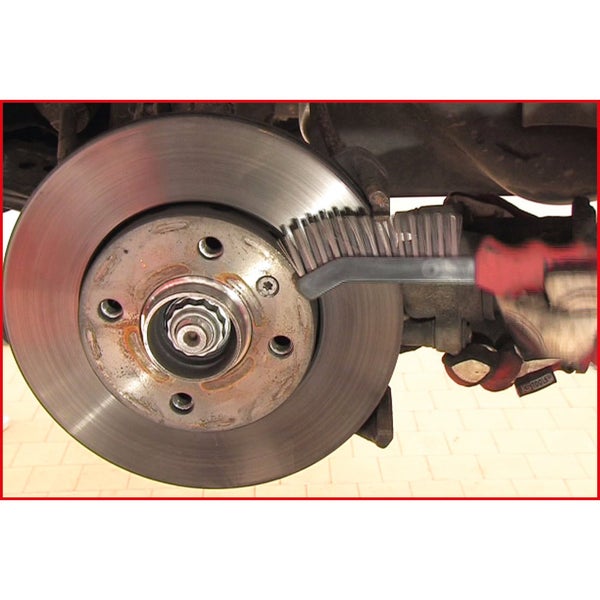 Reinigung einer Bremsscheibe mit einer Drahtbürste