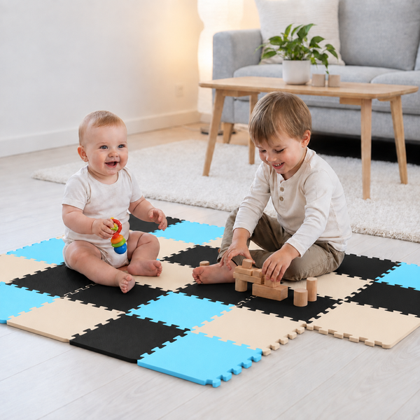 Zwei Kinder spielen auf einer Puzzlematte aus Schaumstoff mit quadratischen Elementen in verschiedenen Farben im Wohnzimmer.