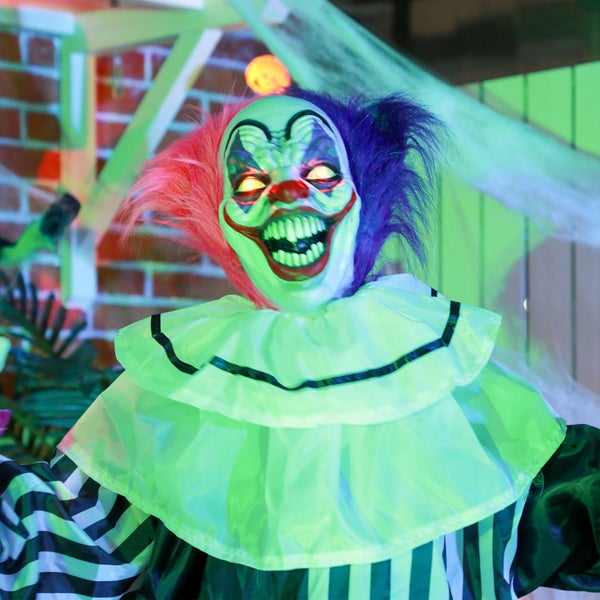 Animierter Clown mit leuchtenden Augen als Halloween Dekoration
