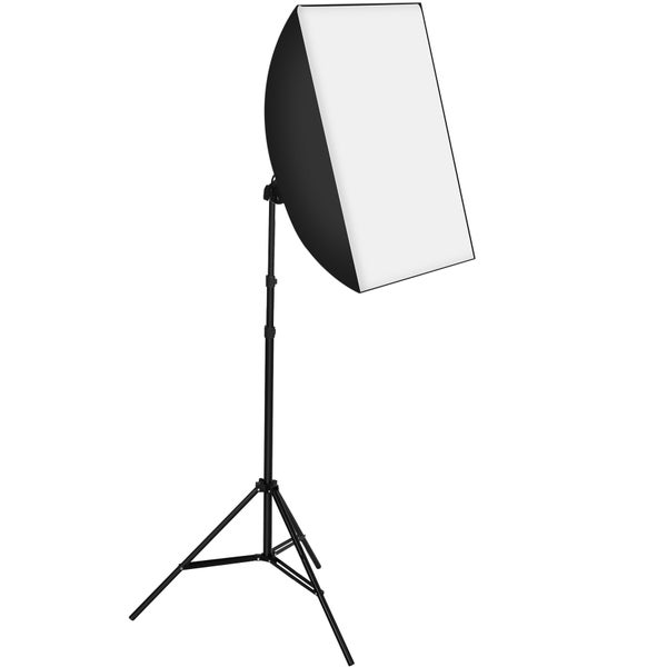 Rechteckige Softbox mit weißem Diffusor auf einem schwarzen, höhenverstellbaren Dreibeinstativ aus Metall.