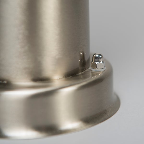 Detailansicht eines Metallsockels mit einer Hutmutter und gebürsteter Oberfläche.