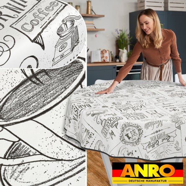 Dekoratives Tischtuch mit Kaffeemotiven auf einem Tisch im Küchenbereich