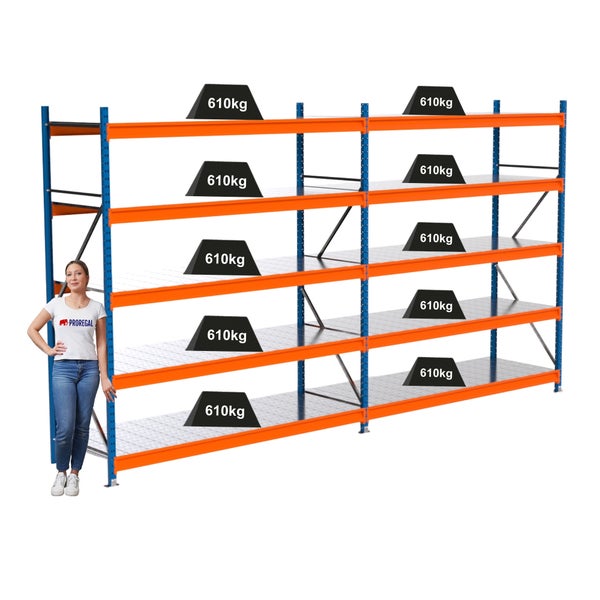 Vier Regale mit einer Belastung von jeweils 610 Kilogramm