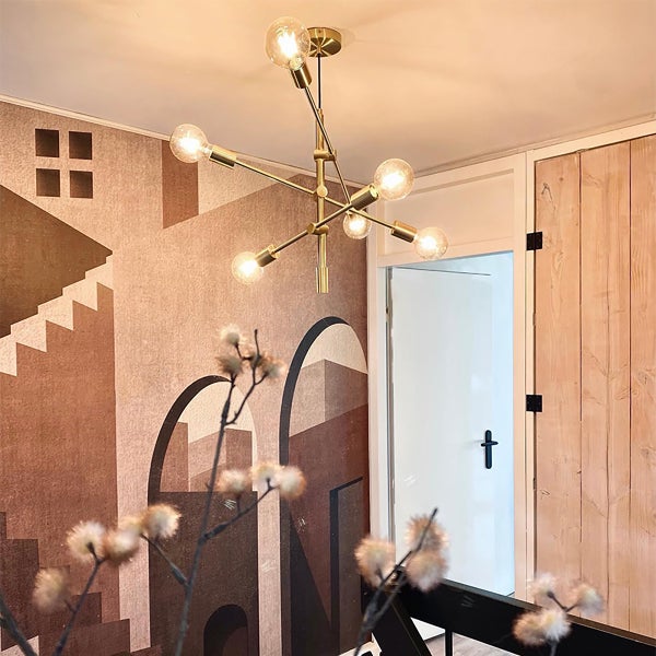 Moderne goldfarbene Deckenleuchte mit sechs Glühbirnen in einem Treppenhaus