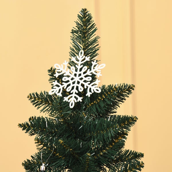 Weißer Christbaumschmuck in Form einer Schneeflocke an einem künstlichen Weihnachtsbaum.