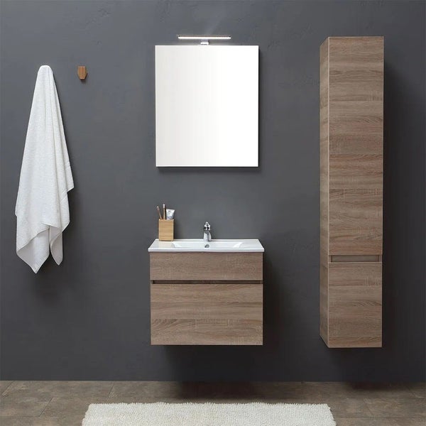 Modernes Badezimmermöbel-Set mit Waschbecken, Spiegelschrank mit Beleuchtung und Hochschrank in Holzoptik vor einer grauen Wand.