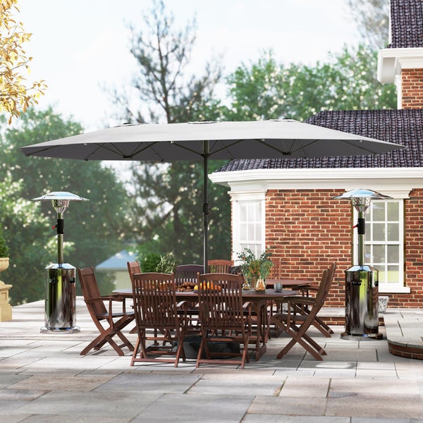 Abmessungen des rechteckigen Sonnenschirms: 4,36 m breit und 2,4 m hoch.