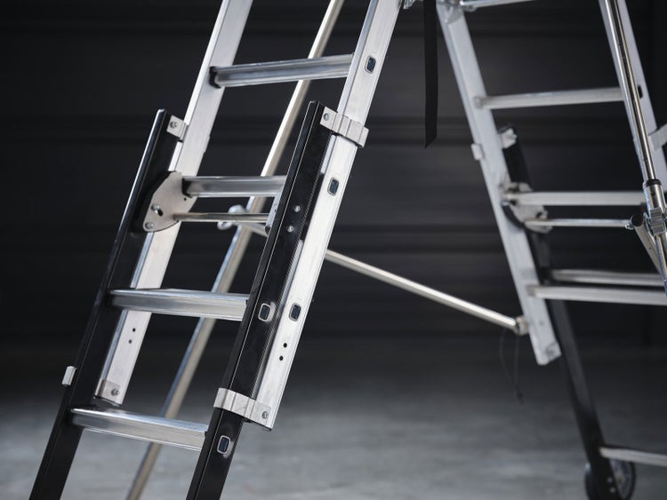 Detailansicht einer Aluminiumleiter mit Stufen